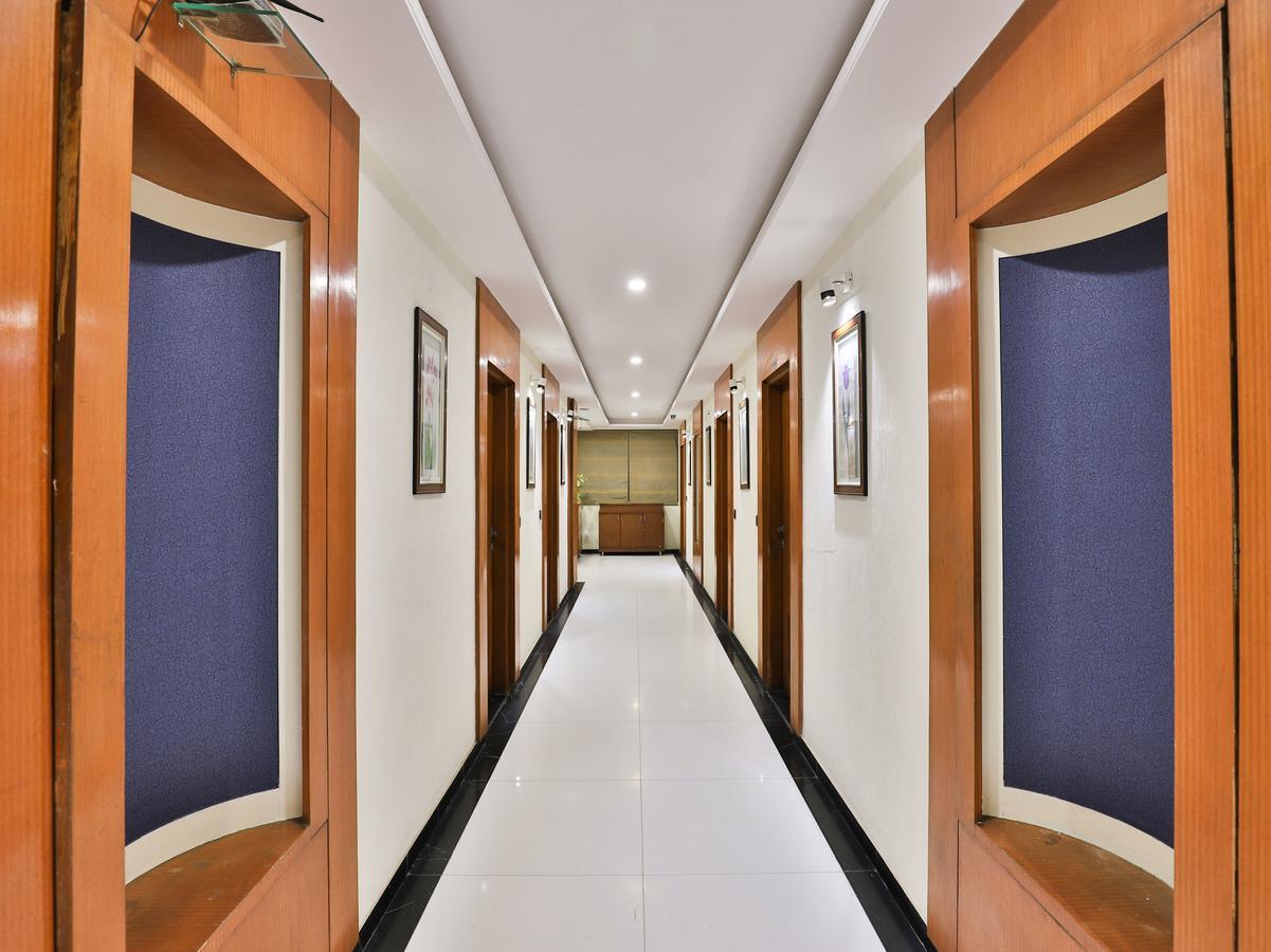 Готель Capital O 15537 Dev Corporate Ахмедабад Екстер'єр фото